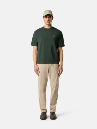 Pantaloni chino dalla vestibilità regolare con tasche e toppa Compass. Pantaloni chino dalla vestibilità regolare con tasche e toppa Compass.