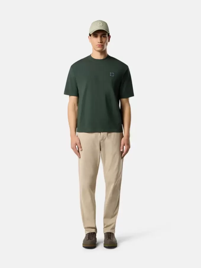 Pantaloni chino dalla vestibilità regolare con tasche e toppa Compass. Pantaloni chino dalla vestibilità regolare con tasche e toppa Compass.