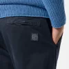 Pantaloni chino dalla vestibilità regolare con tasche e toppa Compass.