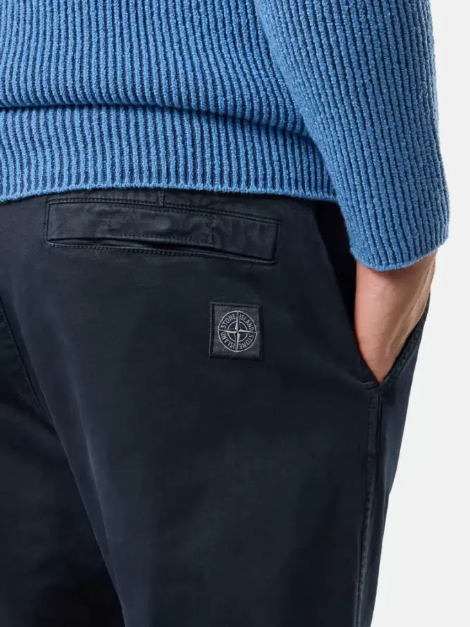 Pantaloni chino dalla vestibilità regolare con tasche e toppa Compass.