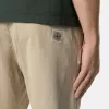 Pantaloni chino dalla vestibilità regolare con tasche e toppa Compass. Pantaloni chino dalla vestibilità regolare con tasche e toppa Compass.