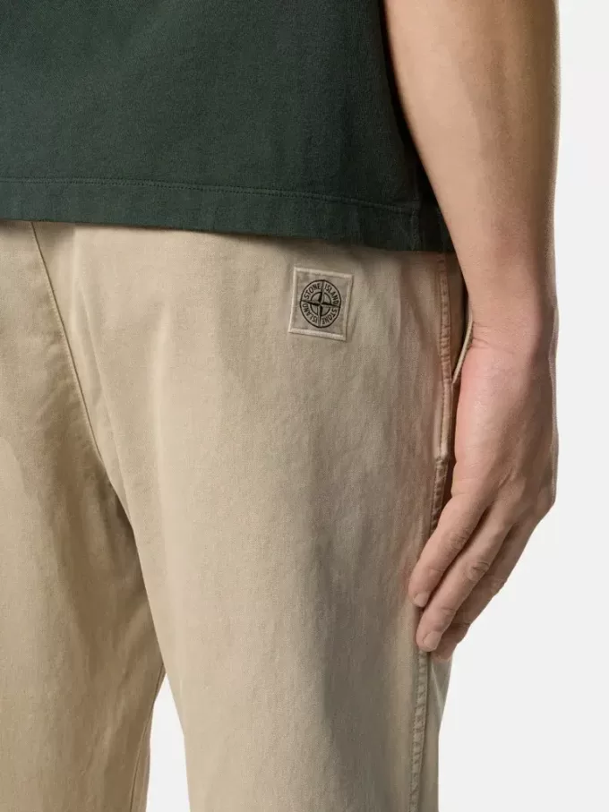Pantaloni chino dalla vestibilità regolare con tasche e toppa Compass. Pantaloni chino dalla vestibilità regolare con tasche e toppa Compass.