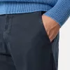 Pantaloni chino dalla vestibilità regolare con tasche e toppa Compass.