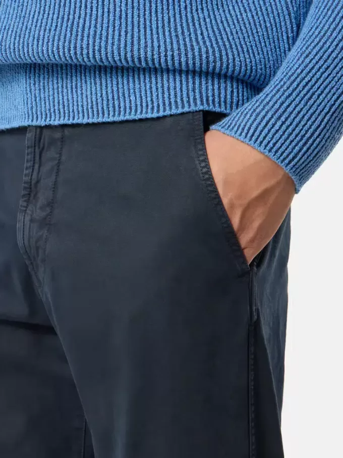 Pantaloni chino dalla vestibilità regolare con tasche e toppa Compass.
