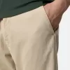 Pantaloni chino dalla vestibilità regolare con tasche e toppa Compass. Pantaloni chino dalla vestibilità regolare con tasche e toppa Compass.