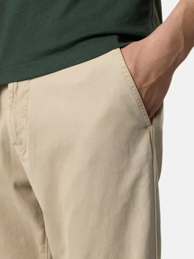 Pantaloni chino dalla vestibilità regolare con tasche e toppa Compass. Pantaloni chino dalla vestibilità regolare con tasche e toppa Compass.