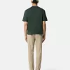 Pantaloni chino dalla vestibilità regolare con tasche e toppa Compass. Pantaloni chino dalla vestibilità regolare con tasche e toppa Compass.