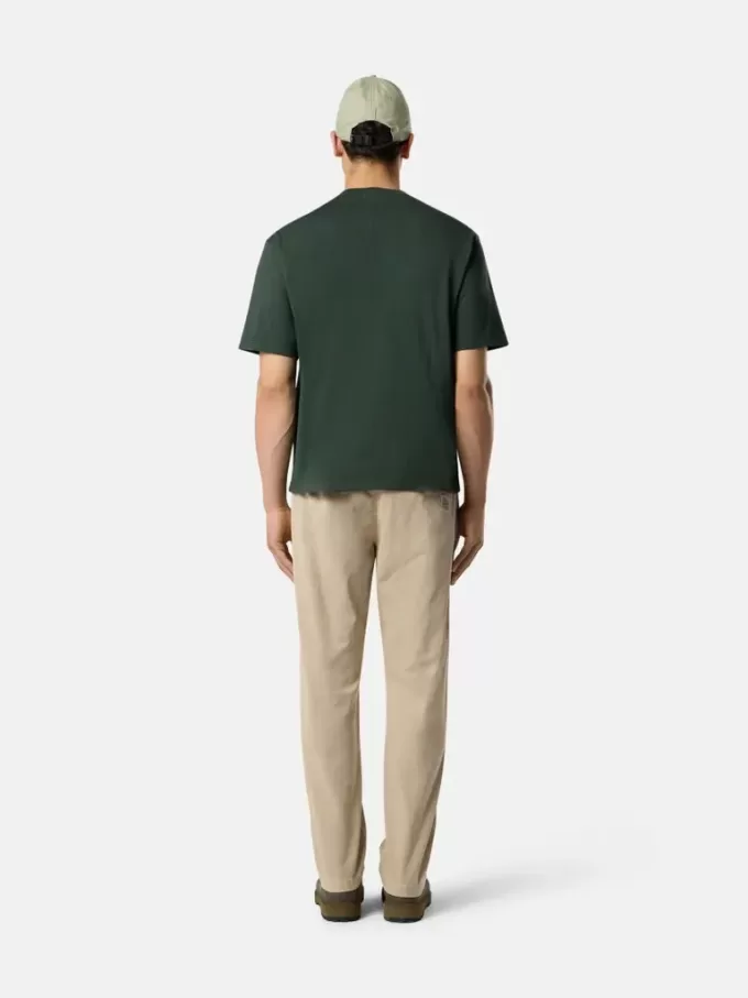 Pantaloni chino dalla vestibilità regolare con tasche e toppa Compass. Pantaloni chino dalla vestibilità regolare con tasche e toppa Compass.