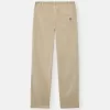 Pantaloni chino dalla vestibilità regolare con tasche e toppa Compass. Pantaloni chino dalla vestibilità regolare con tasche e toppa Compass.