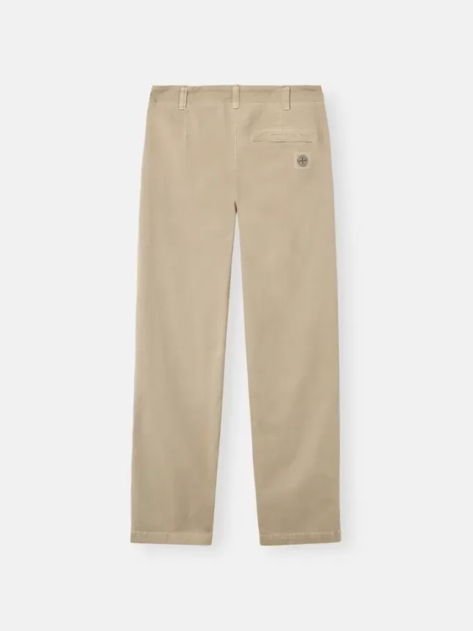 Pantaloni chino dalla vestibilità regolare con tasche e toppa Compass. Pantaloni chino dalla vestibilità regolare con tasche e toppa Compass.