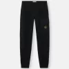 Pantaloni della tuta dalla vestibilità regolare con tasca a soffietto sulla gamba. Pantaloni della tuta dalla vestibilità regolare con tasca a soffietto sulla gamba.