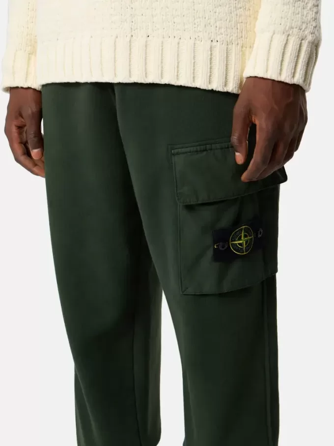 Pantaloni della tuta dalla vestibilità regolare con tasca a soffietto sulla gamba.