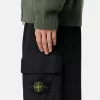 Pantaloni della tuta dalla vestibilità regolare con tasca a soffietto sulla gamba. Pantaloni della tuta dalla vestibilità regolare con tasca a soffietto sulla gamba.
