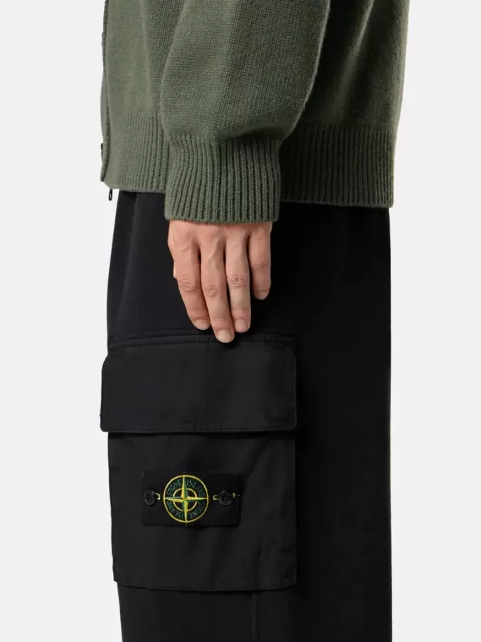 Pantaloni della tuta dalla vestibilità regolare con tasca a soffietto sulla gamba. Pantaloni della tuta dalla vestibilità regolare con tasca a soffietto sulla gamba.