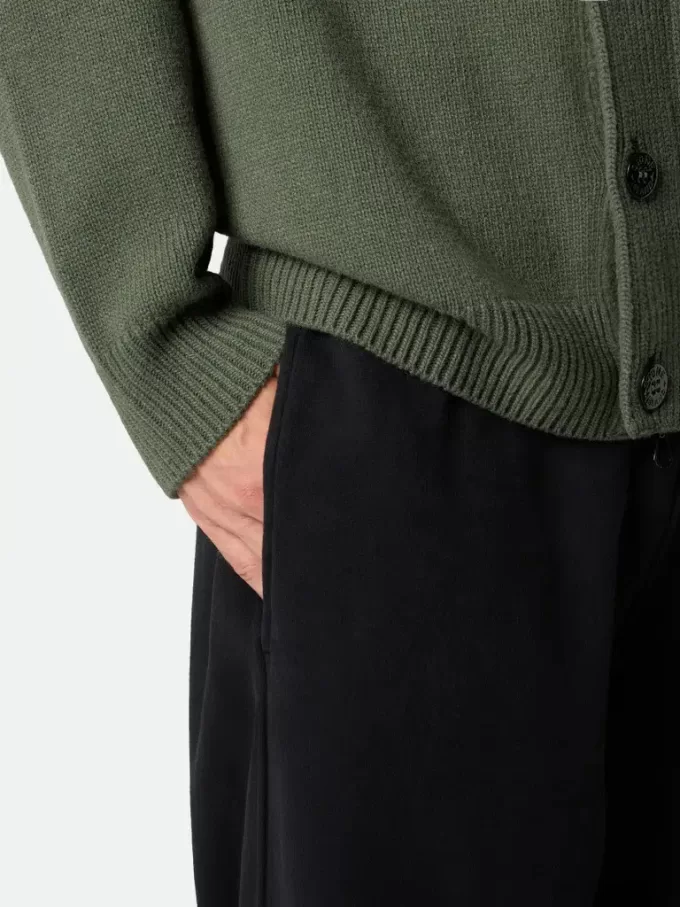 Pantaloni della tuta dalla vestibilità regolare con tasca a soffietto sulla gamba. Pantaloni della tuta dalla vestibilità regolare con tasca a soffietto sulla gamba.