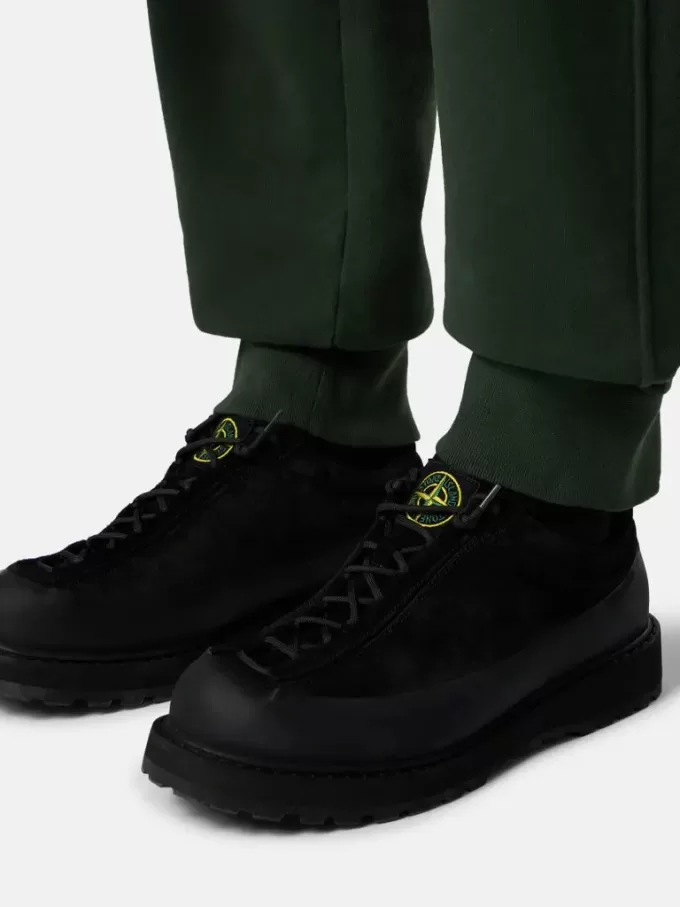 Pantaloni della tuta dalla vestibilità regolare con tasca a soffietto sulla gamba.