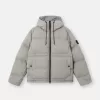 Parka in piuma con resistenza all’acqua e tasche con bottoni a pressione. Parka in piuma con resistenza all’acqua e tasche con bottoni a pressione.