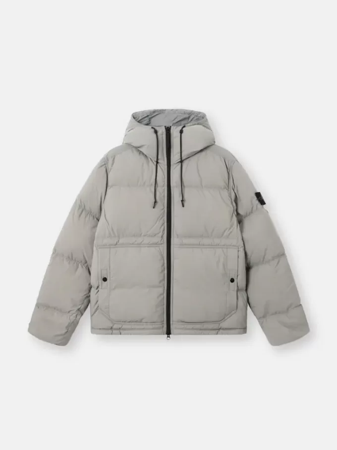 Parka in piuma con resistenza all’acqua e tasche con bottoni a pressione. Parka in piuma con resistenza all’acqua e tasche con bottoni a pressione.