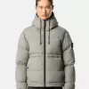 Parka in piuma con resistenza all’acqua e tasche con bottoni a pressione. Parka in piuma con resistenza all’acqua e tasche con bottoni a pressione.