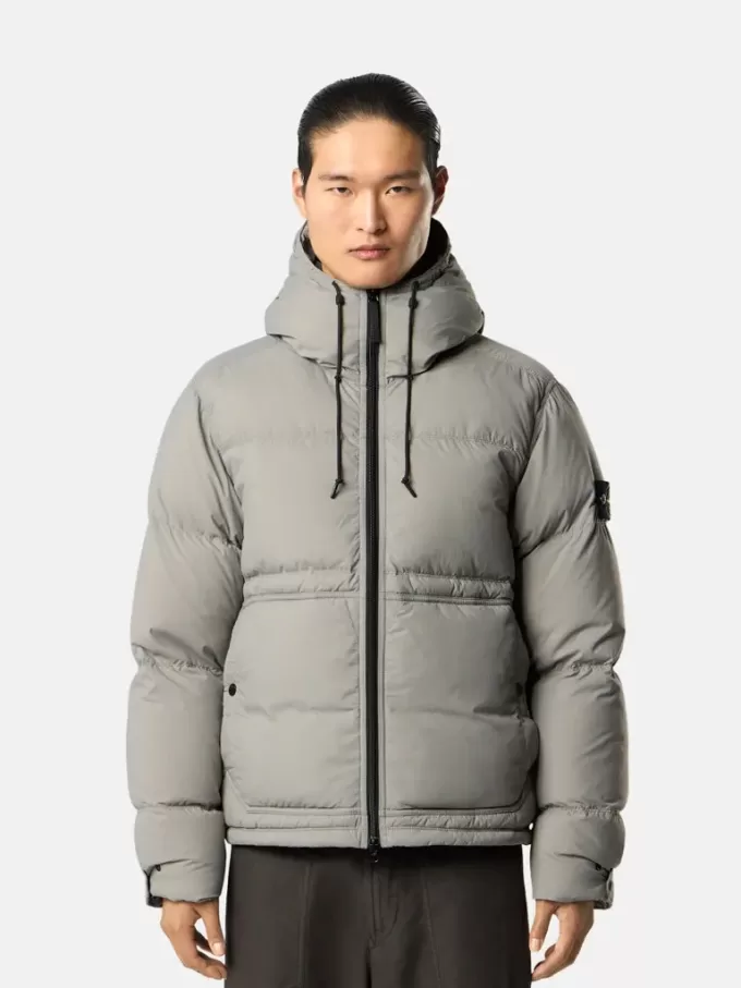 Parka in piuma con resistenza all’acqua e tasche con bottoni a pressione. Parka in piuma con resistenza all’acqua e tasche con bottoni a pressione.