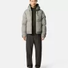 Parka in piuma con resistenza all’acqua e tasche con bottoni a pressione. Parka in piuma con resistenza all’acqua e tasche con bottoni a pressione.