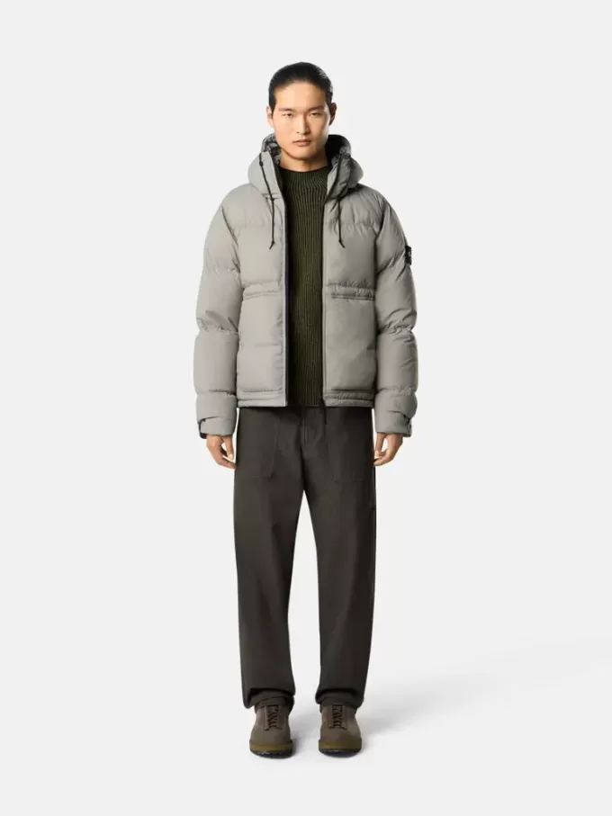 Parka in piuma con resistenza all’acqua e tasche con bottoni a pressione. Parka in piuma con resistenza all’acqua e tasche con bottoni a pressione.