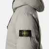 Parka in piuma con resistenza all’acqua e tasche con bottoni a pressione. Parka in piuma con resistenza all’acqua e tasche con bottoni a pressione.