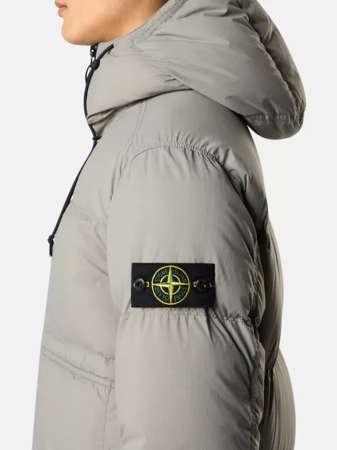 Parka in piuma con resistenza all’acqua e tasche con bottoni a pressione. Parka in piuma con resistenza all’acqua e tasche con bottoni a pressione.