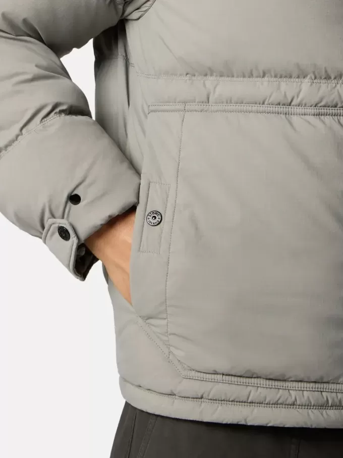 Parka in piuma con resistenza all’acqua e tasche con bottoni a pressione. Parka in piuma con resistenza all’acqua e tasche con bottoni a pressione.