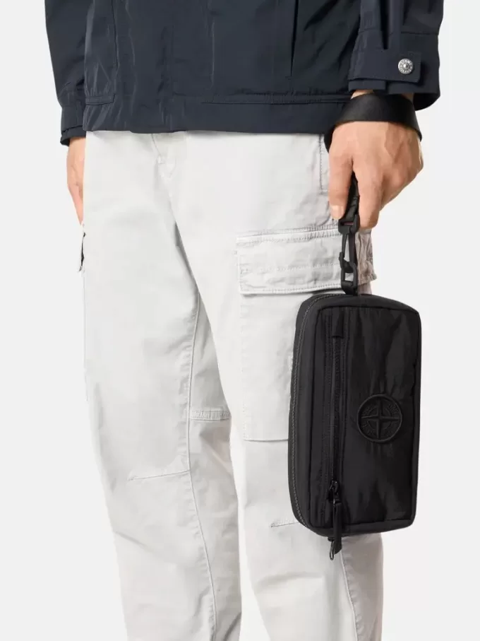 Pochette imbottita con cerniera, tasche e tracolla Pochette imbottita con cerniera, tasche e tracolla