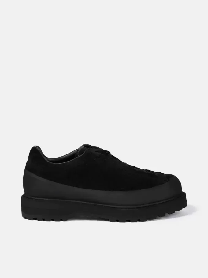 Sneaker stringata con bordo in gomma e suola carrarmato