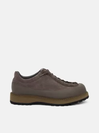 Sneaker stringata con bordo in gomma e suola carrarmato