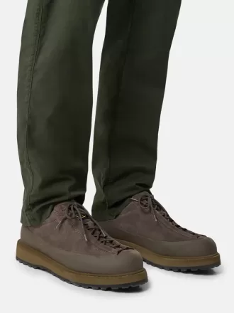 Sneaker stringata con bordo in gomma e suola carrarmato