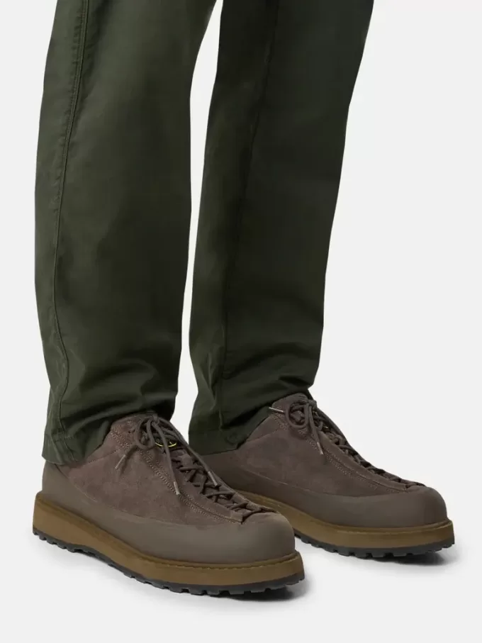 Sneaker stringata con bordo in gomma e suola carrarmato