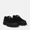 Sneaker stringata con bordo in gomma e suola carrarmato