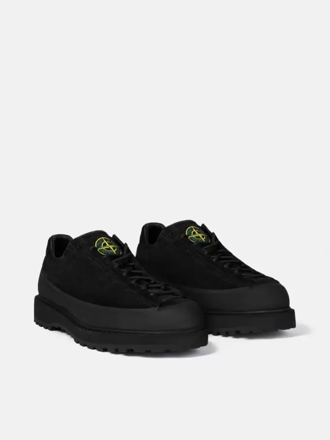Sneaker stringata con bordo in gomma e suola carrarmato