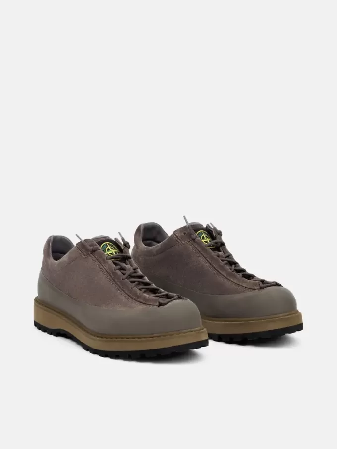 Sneaker stringata con bordo in gomma e suola carrarmato