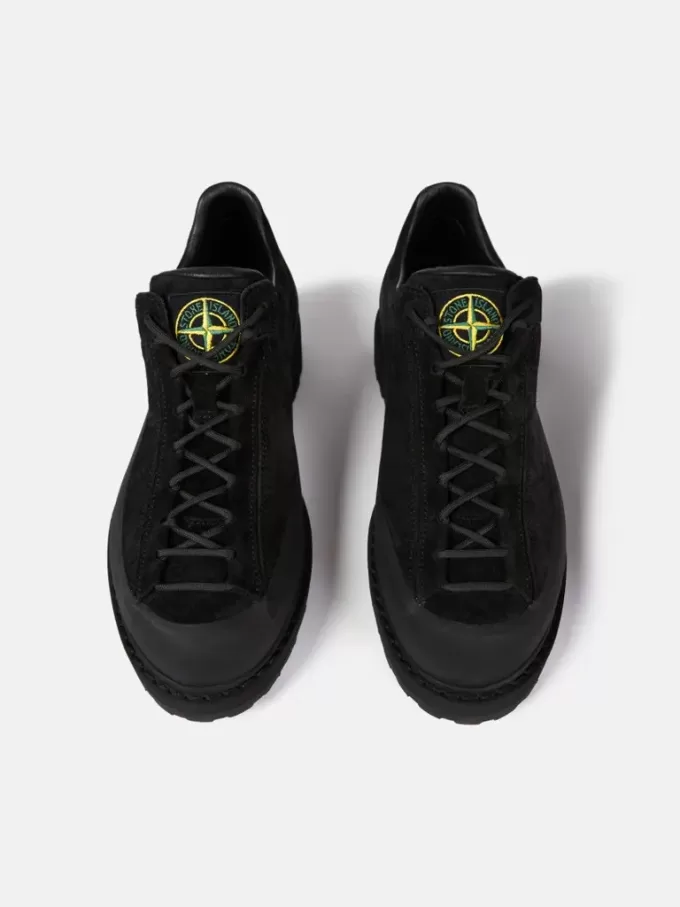 Sneaker stringata con bordo in gomma e suola carrarmato