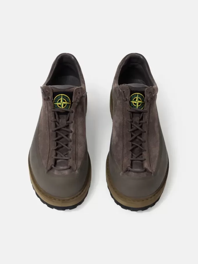 Sneaker stringata con bordo in gomma e suola carrarmato