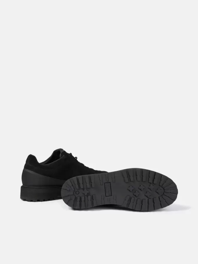 Sneaker stringata con bordo in gomma e suola carrarmato