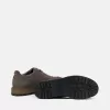 Sneaker stringata con bordo in gomma e suola carrarmato
