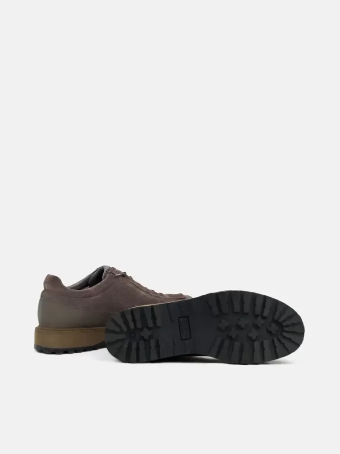 Sneaker stringata con bordo in gomma e suola carrarmato