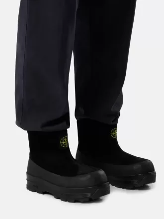 Stivaletto con suola Vibram® per l’assorbimento degli urti.
