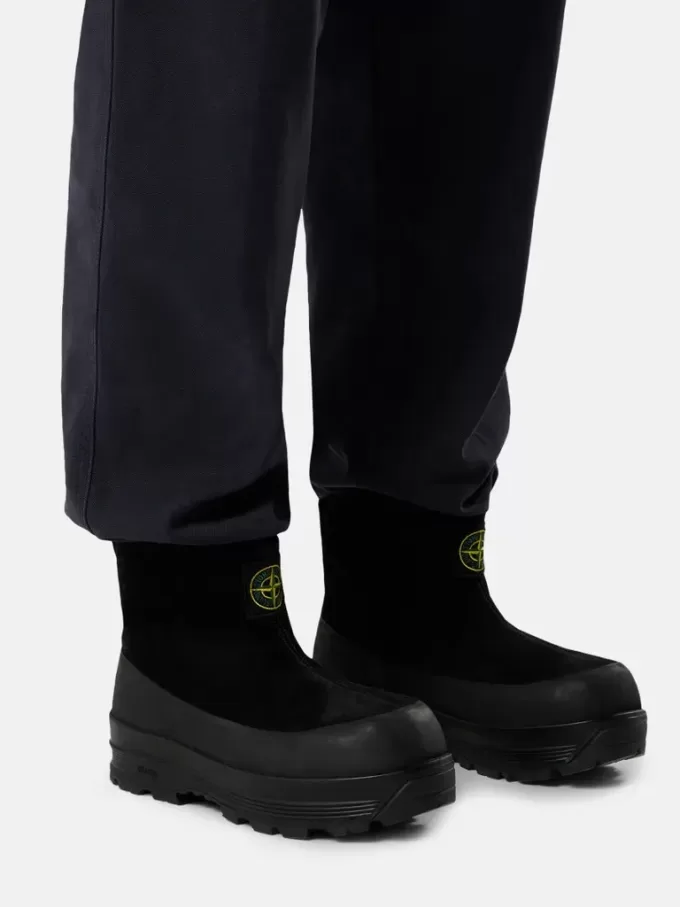 Stivaletto con suola Vibram® per l’assorbimento degli urti. Stivaletto con suola Vibram® per l’assorbimento degli urti.