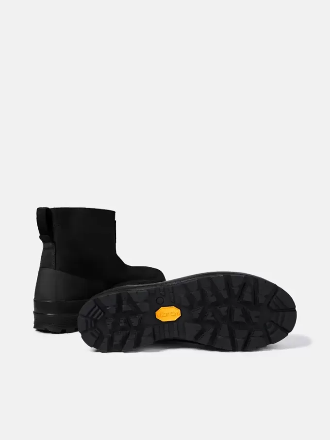 Stivaletto con suola Vibram® per l’assorbimento degli urti. Stivaletto con suola Vibram® per l’assorbimento degli urti.