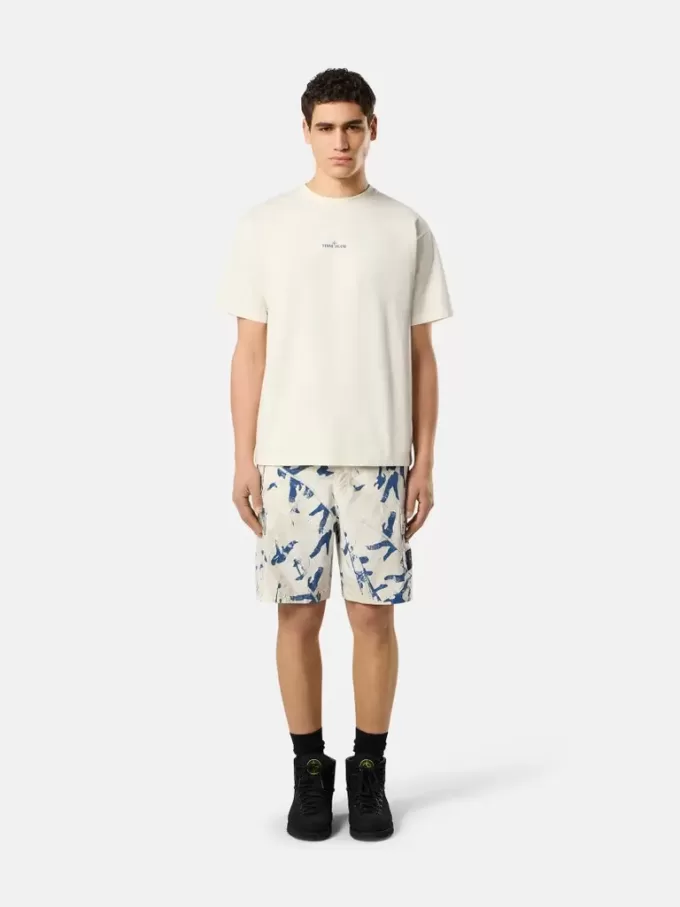 T-shirt a maniche corte con stampa “Compass Camo”. T-shirt a maniche corte con stampa “Compass Camo”.