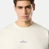 T-shirt a maniche corte con stampa “Compass Camo”. T-shirt a maniche corte con stampa “Compass Camo”.