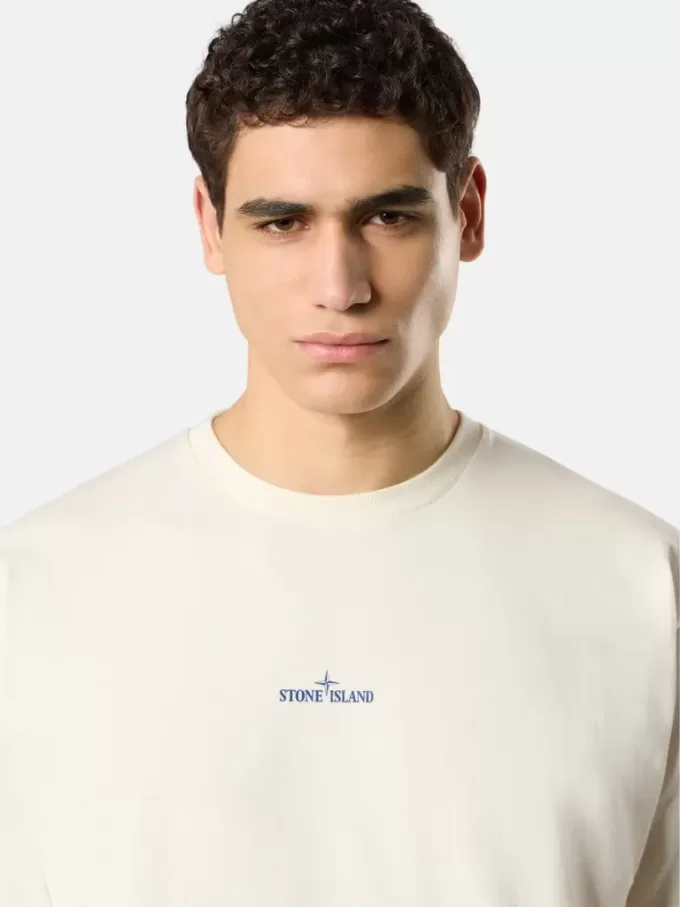 T-shirt a maniche corte con stampa “Compass Camo”. T-shirt a maniche corte con stampa “Compass Camo”.