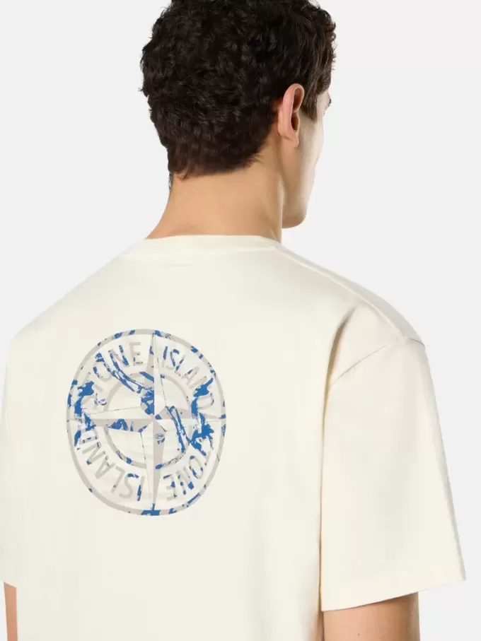 T-shirt a maniche corte con stampa “Compass Camo”. T-shirt a maniche corte con stampa “Compass Camo”.