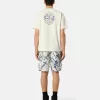 T-shirt a maniche corte con stampa “Compass Camo”. T-shirt a maniche corte con stampa “Compass Camo”.
